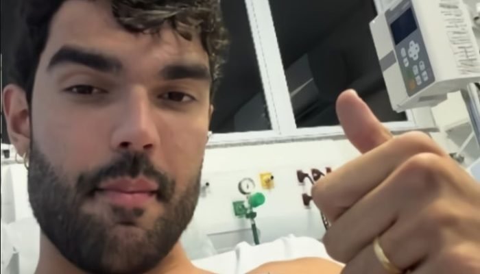 Cantor foi socorrido após apresentar sintomas de arritmia cardíaca — Foto: Canto