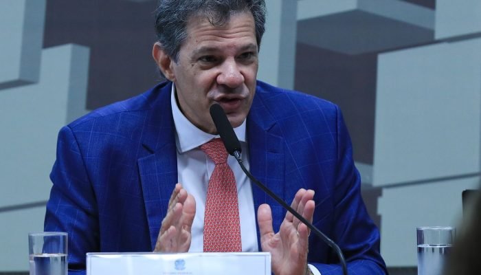 Fernando Haddad defende taxação de setores específicos, refutando alegações de injustiça