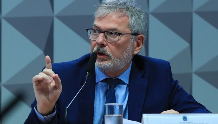 Ex-diretor do INSS nega vínculo político em depoimento à CPI