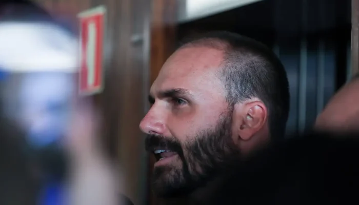 STF forma maioria para tornar Eduardo Bolsonaro réu no tarifaço