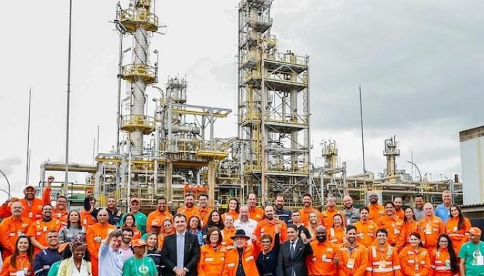 Lula e autoridades do governo na refinaria Gabriel Passos, em Betim (MG) — Foto: