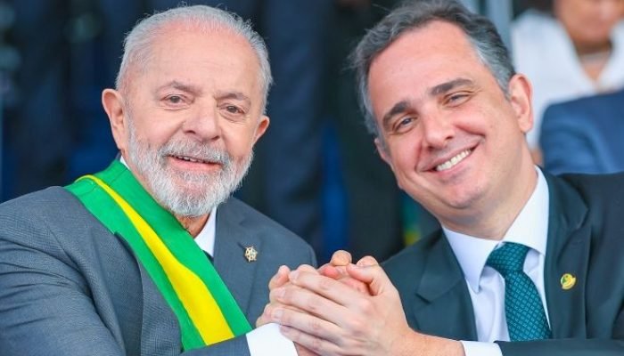 O presidente Lula (à esquerda) e o senador Rodrigo Pacheco (à direita) — Foto: O