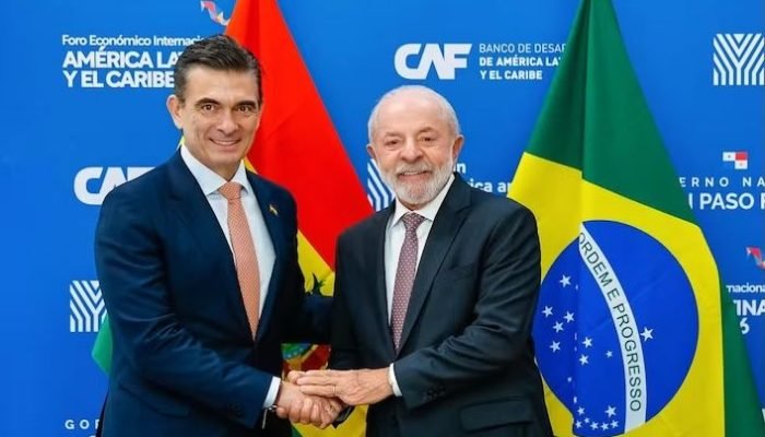 Rodrigo Paz e Lula em janeiro, no Panamá — Foto: Rodrigo Paz e Lula em janeiro,