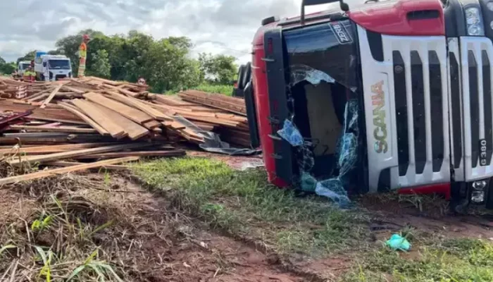 Carreta Scania tombada e madeiras espalhadas na rodovia - Crédito: (Sidney Assis)
