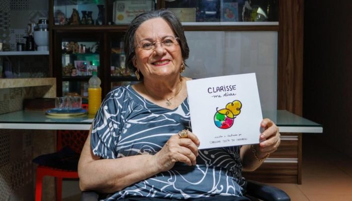 maria-da-penha-com-livro-clarice-me-disse