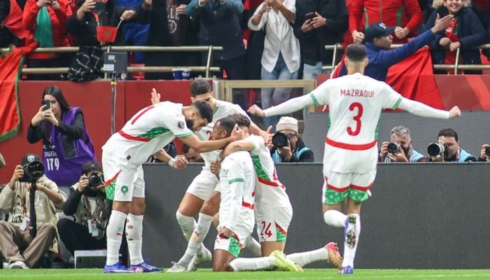 Marrocos comemora gol — Foto: Ayoub El Kaabi e companheiros comemoram gol de Mar