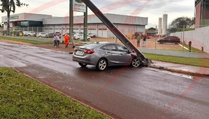 medica-desvia-de-cachorro-colide-e-derruba-poste-de-alta-tensao-na-avenida-marechal-floriano-peixoto-em-maracaju-244762-3-1789298992-e1789391236178