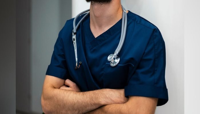 Foto: Médico em unidade de saúde. (Imagem meramente ilustrativa: Freepik, Reprod