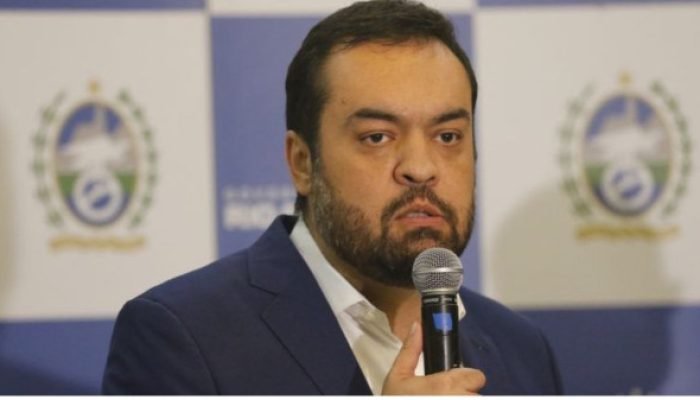 Cláudio Castro critica apoio judicial a 'terroristas' em evento da Conib