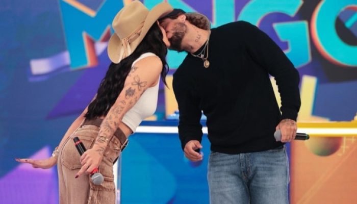 Ana Castela e Zé Felipe trocam selinho em palco de programa do SBT