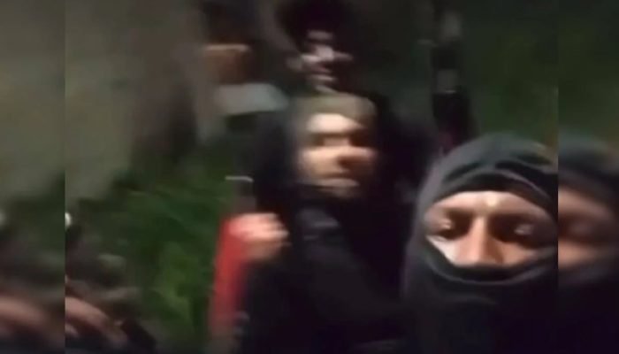 Faccionados do CV zombam da polícia: ‘os cria tá na pista. Só AK/47’; VEJA VÍDEO Faccionados do CV zombam da polícia: 'os cria tá na pista. Só AK/47'; VEJA VÍDEO