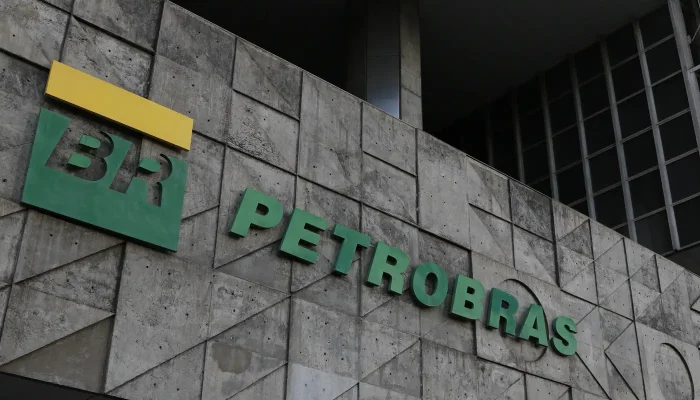 Petrobras anuncia distribuição de dividendos em duas parcelas para 2026