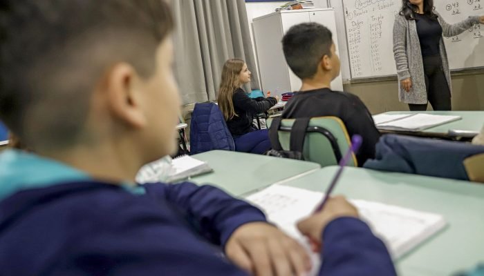 Professor no Brasil gasta 21% da aula com disciplina, diz estudo