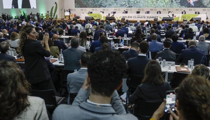 Petro critica ausência dos EUA e alerta para 'colapso climático' na COP30