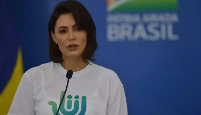 Michelle critica pressão por sucessor de Bolsonaro e atribui 'tarifaço' a Lula