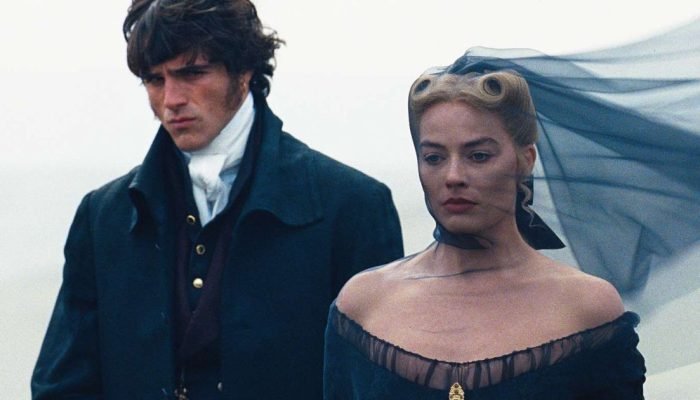 Catherine Earnshaw e Heathcliff em cena do filme 'O Morro dos Ventos Uivantes' —