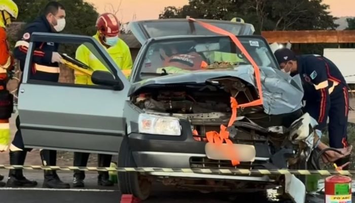 O Fiat Uno ficou bastante danificado. — Foto: O Fiat Uno ficou bastante danifica