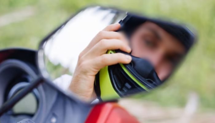 Foto: Motociclista no trânsito. (Foto: Reprodução, Freepik)