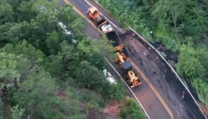 Caminhão tombou na descida da serra em Figueirão - Crédito: Divulgação