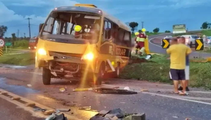 Micro-ônibus destruído após acidente na BR-163. (Foto: InfocoMS)
