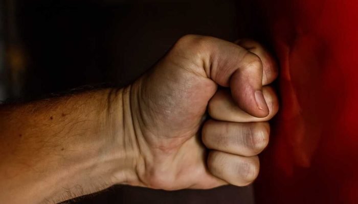 Homem alcoolizado ameaça familiares e causa ferimento em Campo Grande