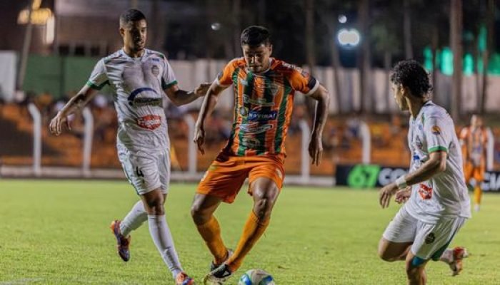 Mesmo fora de casa, o Bataguassu dominou o adversário e construiu a goleada que valeu a classificação (Foto: Ribero Júnior)