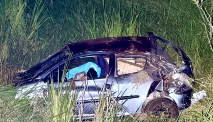 Veículo capotou às margens da rodovia. — Foto: Veículo capotou às margens da rod