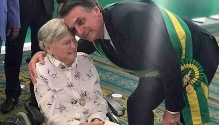 Ex-presidente, Jair Bolsonaro ao lado de sua mãe. — Foto: Ex-presidente, Jair Bo