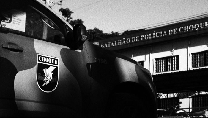 Mulher foi presa pelo Batalhão de Choque da PMMS com submetralhadora e um revólv