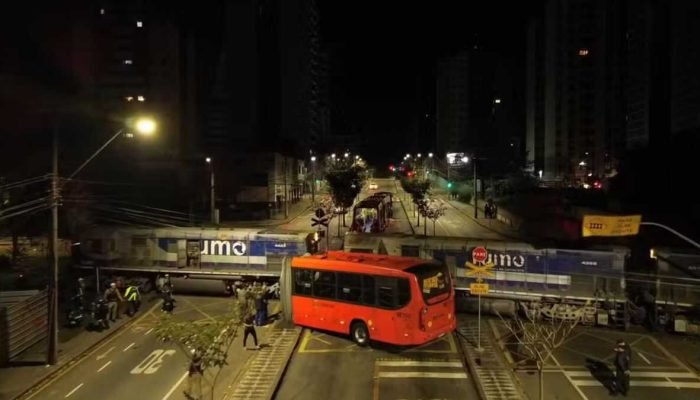 onibus-parte-ao-meio-apos-bater-contra-trem-no-parana-4.jpg