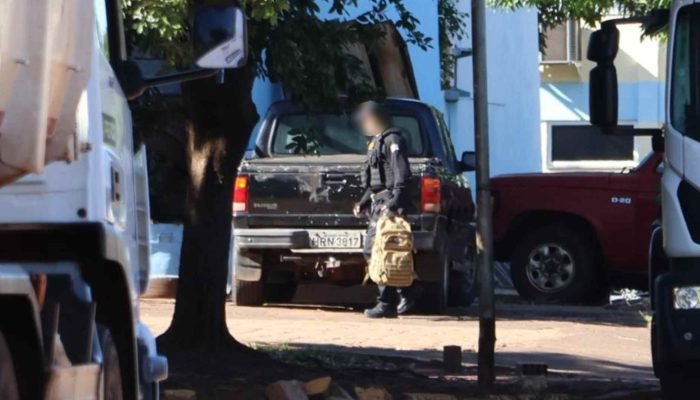 Agentes apreenderam documentos na Sisep durante operação. — Foto: Agentes apreen