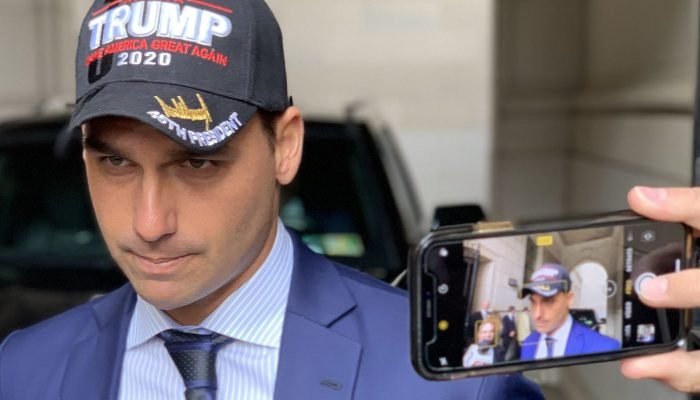 Moraes afirma que Eduardo Bolsonaro dificulta notificação judicial