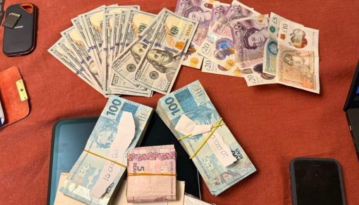 Foto: 1 de 1 Imagem colorida de dinheiro apreendido em operação. Metrópoles - Fo