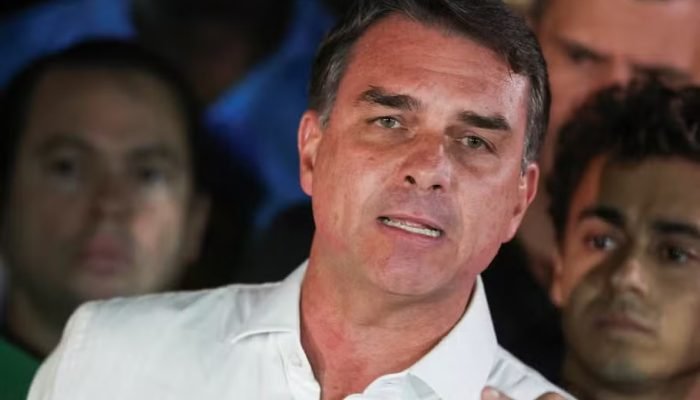 pf-cancela-passaportes-de-flavio-apos-decisao-de-moraes-1