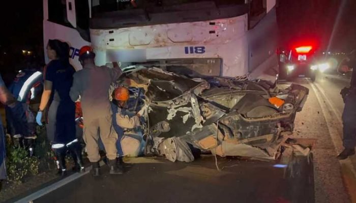 Motorista morre após carro ser partido ao meio em colisão com carreta