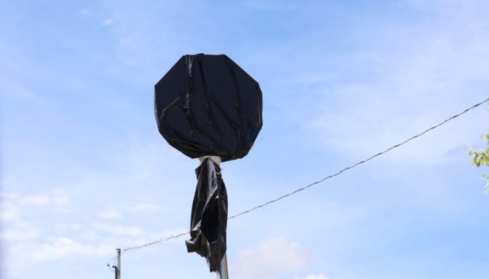 Placas tampadas nas vias que vão passar a ser de sentido único — Foto: Placas ta