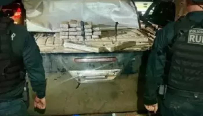 Polícia Militar apreende duas toneladas de maconha em caminhonete capotada