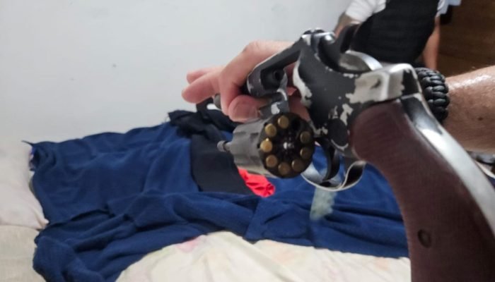 arma encontrada durante operação contra suspeito de cárcere privado e porte irre