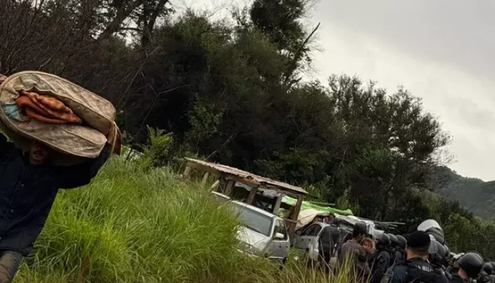 Policiais do Choque acompanham desmonte de acampamento sem-terra em Dourados (Foto: Divulgação/PMMS)