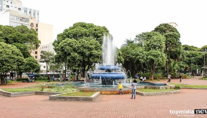 Homem é espancado com socos e chutes na Praça Ary Coelho, em Campo Grande