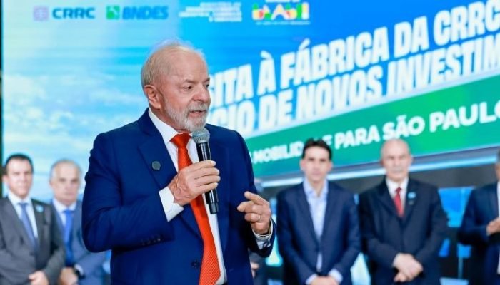 Foto: O presidente Lula durante visita às instalações da nova fábrica da CRRC, e