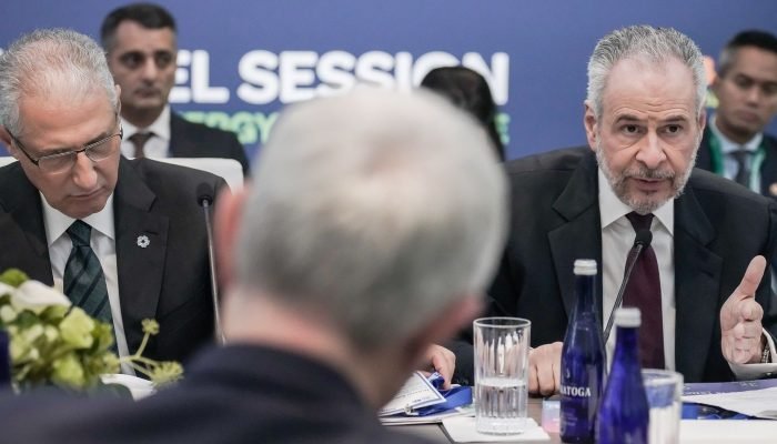 **opções de título:** * **cop30 e cop29: alvo é US$ 1,3 tri para ações climáticas** (45 caracteres) * **clima: Brasil e Azerbaijão miram US$ 1,3 tri em investimentos** (52 caracteres) * **cop: bilhões à vista para acelerar metas climáticas globais** (49 caracteres) * **financiamento climático: cop busca US$ 1,3 tri anuais até 2035** (56 caracteres)