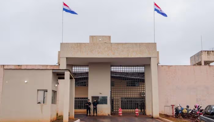 Cortaram a cerca perimetral da penitenciária, segundo gravação — Foto: Cortaron