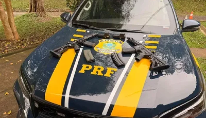 Viatura da PRF com fuzis e carregadores no capô.