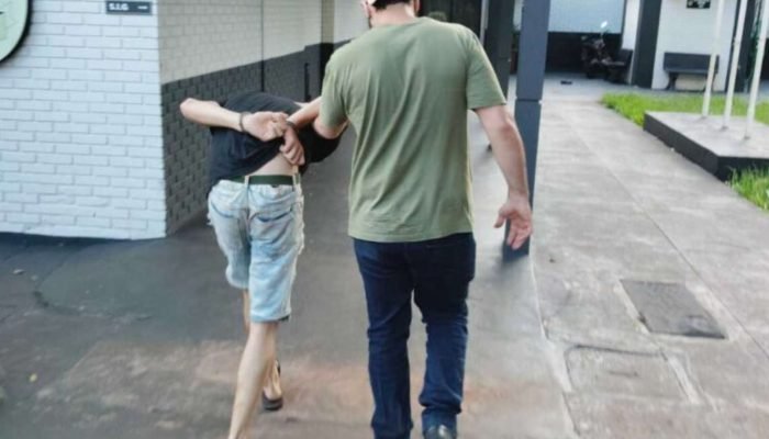Foto: Padrasto sendo conduzido para a delegacia. (Foto: Osvaldo Duarte, Dourados