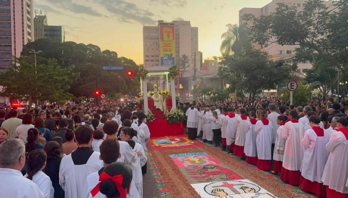 Público de fiéis no evento religioso. (Leo de França, Midiamax) — Foto: Público