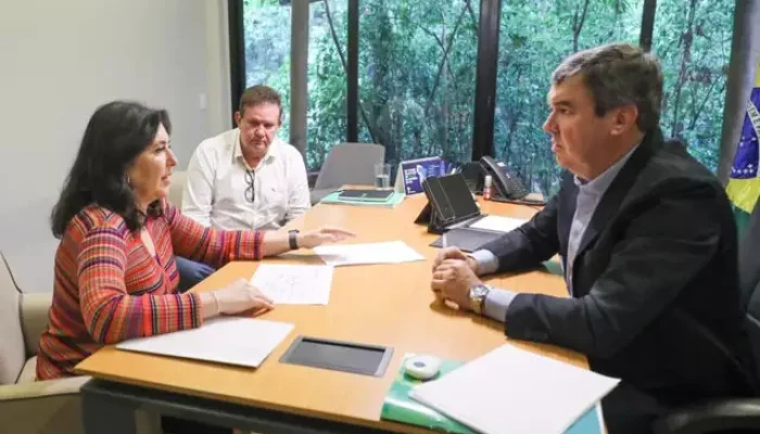 Ministra do Planejamento e Orçamento, Simone Tebet, ao lado do marido e secretário estadual da Casa Civil, Eduardo Rocha, em reunião com o governador Eduardo Riedel (Foto: Saul Scharmm)