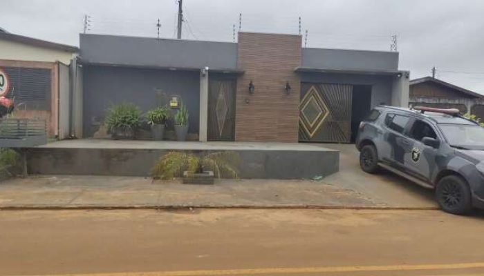 Foto: Viatura do Batalhão de Choque na casa onde homem atirou em policiais duran