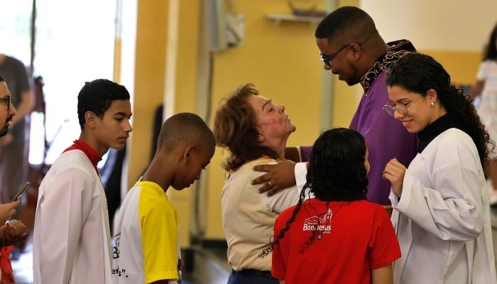 Em igreja na Penha, fiéis rezam por paz e proteção em semana de horror