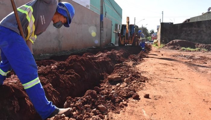 Equipe realizando obras de saneamento em MS — Foto: Equipe realizando obras de s